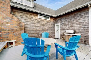 Outdoor dining - Charming cottage 1 block from the Prom & beach with private deck & Ping-Pong (Seaside)