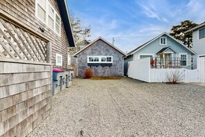 Property grounds - Charming cottage 1 block from the Prom & beach with private deck & Ping-Pong (Seaside)