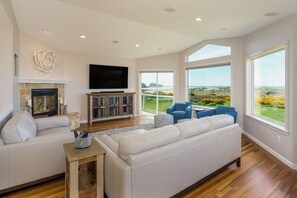 TV, fireplace, DVD player, offices - Luxe oceanfront home with decks, grill, fireplace, gourmet kitchen, & fast WiFi (Bandon)