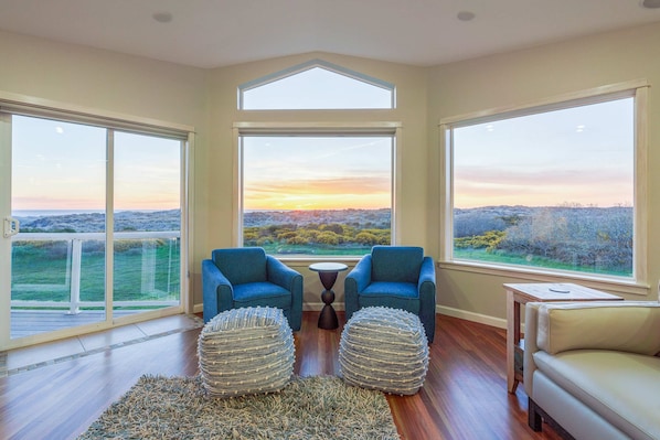 TV, fireplace, DVD player, offices - Luxe oceanfront home with decks, grill, fireplace, gourmet kitchen, & fast WiFi (Bandon)