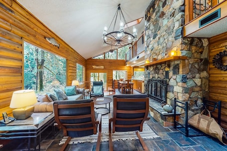 TV, fireplace, DVD player, offices. Spacious riverfront lodge with beach access, private hot tub & forest views