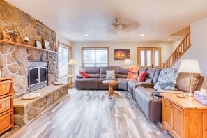 TV, fireplace, DVD player, offices - Dog-friendly house near the beach with spectacular views and pool table (Seaside)