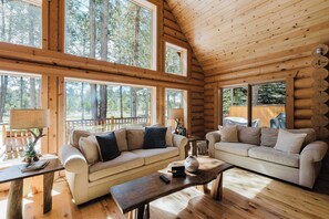 TV, fireplace, offices - Riverfront log cabin style home with full kitchen, deck, washer & dryer and WIFI (Bend)