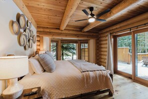 3 bedrooms, iron/ironing board, WiFi, bed sheets - Riverfront log cabin style home with full kitchen, deck, washer & dryer and WIFI (Bend)