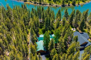 Exterior - Riverfront log cabin style home with full kitchen, deck, washer & dryer and WIFI (Bend)