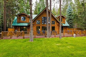 Exterior - Riverfront log cabin style home with full kitchen, deck, washer & dryer and WIFI (Bend)
