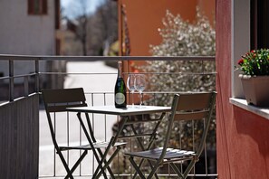 Outdoor dining - Ragamá Massino Visconti – Comfort and Convenience in the Heart of the Village (Massino Visconti)