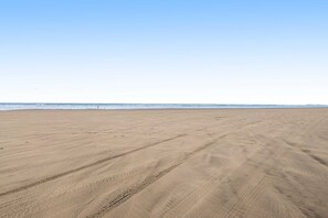 Beach nearby - Spacious Cottage with Enclosed Yard - Walk to the Beach, Weddings Welcome (Gearhart)