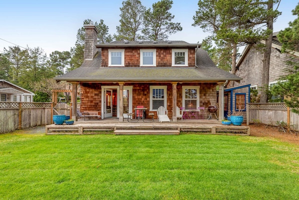 Exterior - Spacious Cottage with Enclosed Yard - Walk to the Beach, Weddings Welcome (Gearhart)