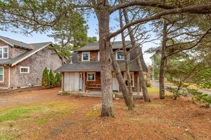 Exterior - Spacious Cottage with Enclosed Yard - Walk to the Beach, Weddings Welcome (Gearhart)