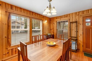 Dining - Spacious Cottage with Enclosed Yard - Walk to the Beach, Weddings Welcome (Gearhart)