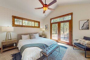 5 bedrooms, iron/ironing board, WiFi, bed sheets - Luxe resort home with hot tub, shared pool, firepit, pool table, & fitness room (Sunriver)