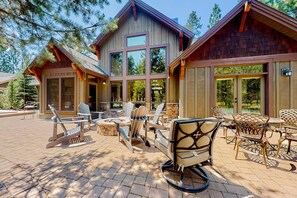 Outdoor dining - Luxe resort home with hot tub, shared pool, firepit, pool table, & fitness room (Sunriver)