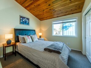4 bedrooms, WiFi, bed sheets - 2-story dog-friendly home with beach access, Ping-Pong table, & grill (Manzanita)