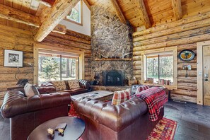 Interior - Cozy log cabin with wrap-around porch, Hot tub Loft space, Washer & Dryer (Bend)