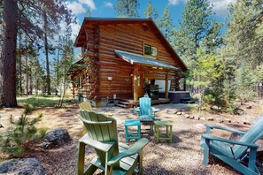 Property grounds - Cozy log cabin with wrap-around porch, Hot tub Loft space, Washer & Dryer (Bend)
