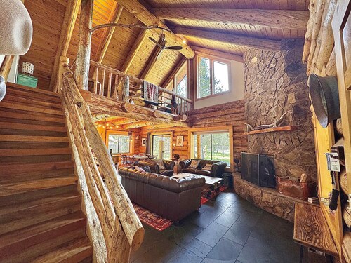 Cozy log cabin with wrap-around porch, Hot tub Loft space, Washer & Dryer