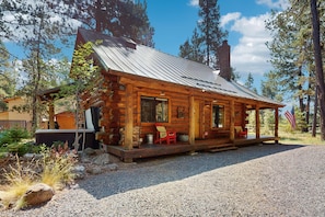 Exterior - Cozy log cabin with wrap-around porch, Hot tub Loft space, Washer & Dryer (Bend)