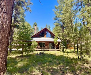 Exterior - Cozy log cabin with wrap-around porch, Hot tub Loft space, Washer & Dryer (Bend)