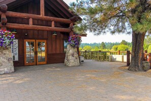 Outdoor dining - Family-Friendly Sunriver Home with Private Hot Tub, Shared Pool, WiFi, SHARC passes (Sunriver)