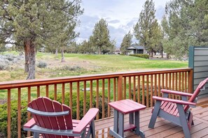 Property grounds - Spacious getaway near town with private hot tub, pool access, and fast WiFi (Eagle Crest)