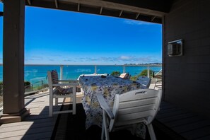Outdoor dining - Oceanfront home with outdoor dining, WIFI, fireplace, gas grill, washer & dryer (Brookings)