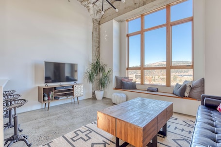 TV, stereo, offices. Hood River townhouse close to everything with river-view location & rooftop BBQ