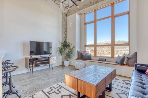 Hood River townhouse close to everything with river-view location & rooftop BBQ