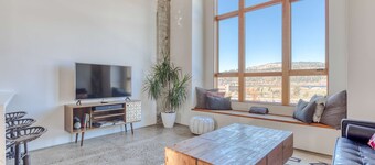 Hood River townhouse close to everything with river-view location & rooftop BBQ