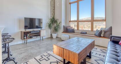 Hood River townhouse close to everything with river-view location & rooftop BBQ