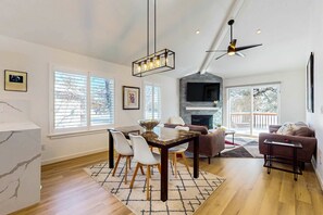 Dining - Bright beautiful townhome at Eagle Crest next to golf course, with Wifi, fireplace (Eagle Crest)