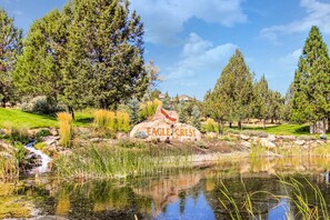 Property grounds - Bright beautiful townhome at Eagle Crest next to golf course, with Wifi, fireplace (Eagle Crest)