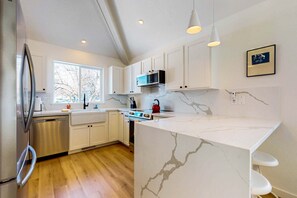 Private kitchen - Bright beautiful townhome at Eagle Crest next to golf course, with Wifi, fireplace (Eagle Crest)