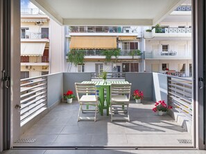 Outdoor dining - Gazi District Suites (Athens)