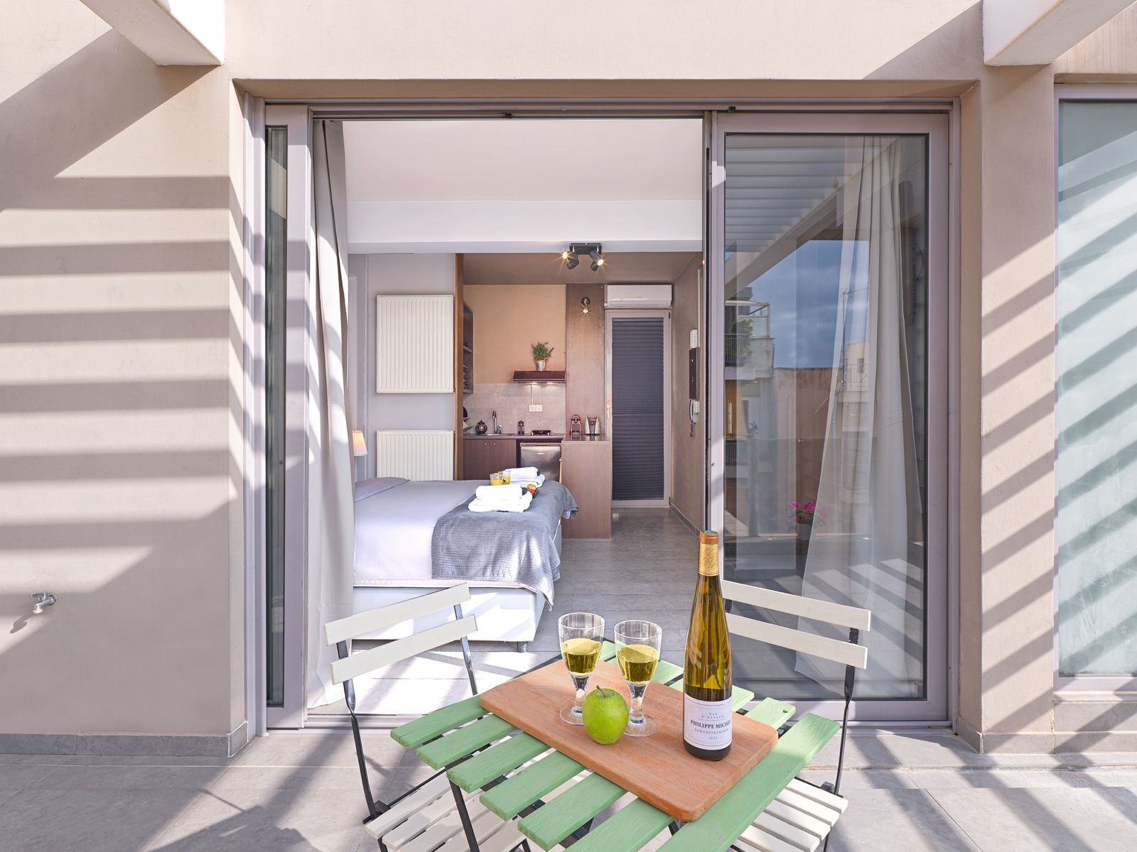 Kahden hengen deluxe-huone, 1 suuri parisänky, keittotila, kaupunkinäköala