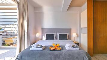 Deluxe Double Room, 1 King Bed, Kitchenette, City View