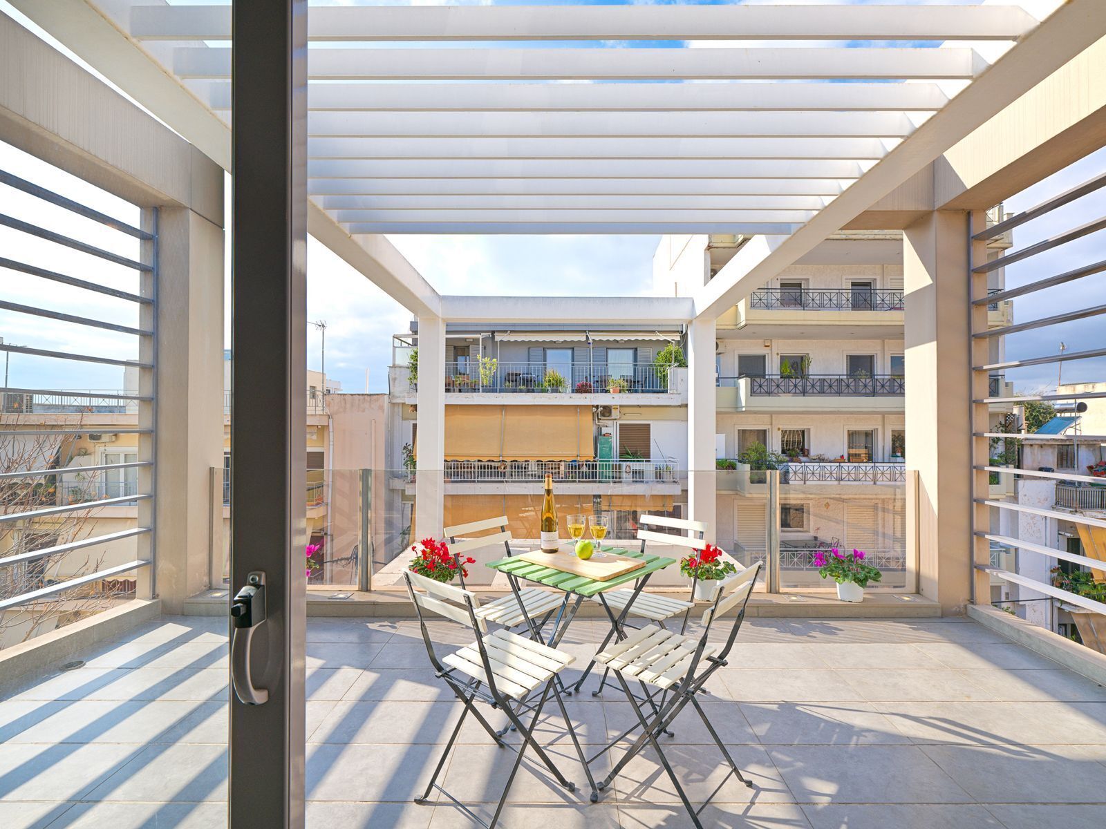 Deluxe Double Room, 1 King Bed, Kitchenette, City View | Outdoor dining