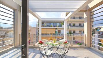 Deluxe Double Room, 1 King Bed, Kitchenette, City View | Outdoor dining