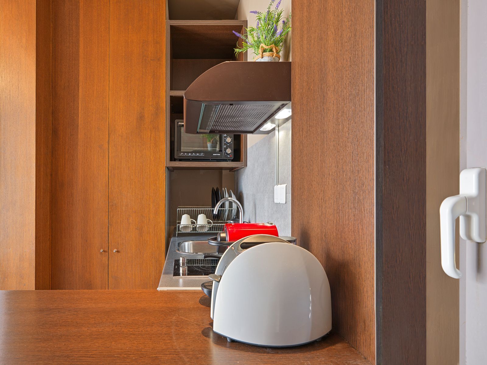 Kahden hengen deluxe-huone, 1 suuri parisänky, keittotila, kaupunkinäköala | Yksityinen keittiö