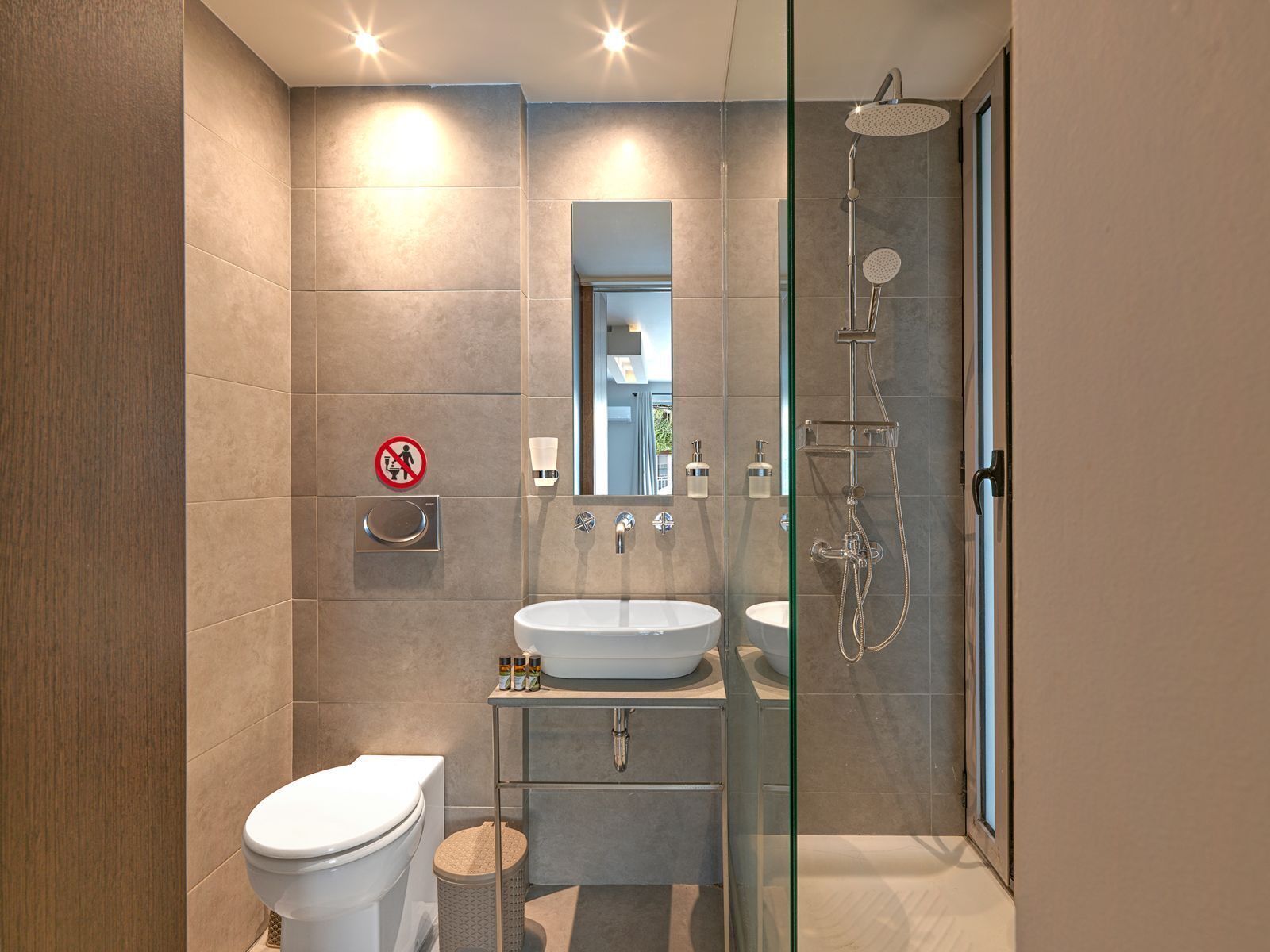 Douche, articles de toilette gratuits, sèche-cheveux