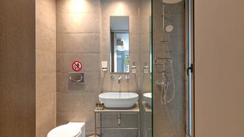 Douche, articles de toilette gratuits, sèche-cheveux