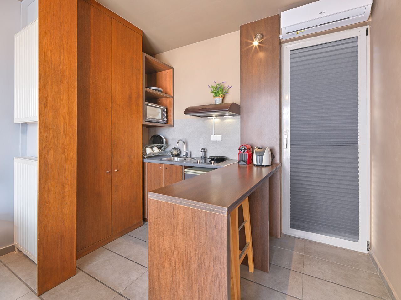 Deluxe Double Room, 1 King Bed, Kitchenette, City View | Private kitchen