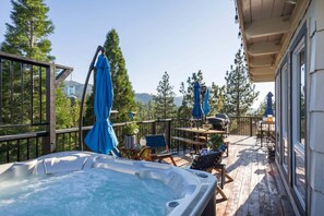 Outdoor dining - Big Bear Cabin w/ Hot Tub, Views, Deck & Firepit (Big Bear Lake)