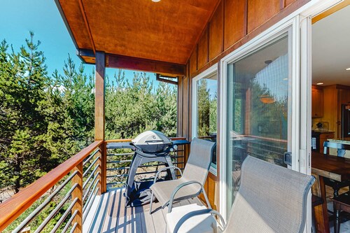 Home with a washer&dryer, fireplace & spacious deck with grill