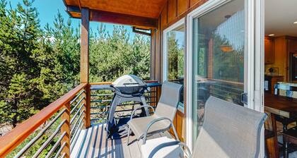 Home with a washer&dryer, fireplace & spacious deck with grill