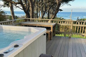 Outdoor spa tub - Spacious home with stunning ocean views, hot tub, shuffleboard, air hockey, WiFi (Waldport)