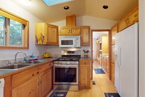 Fridge, microwave, oven, stovetop - Mountain view home in an oceanfront community above Whaleshead Beach (Brookings)