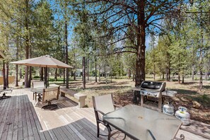 Outdoor dining - Family-Friendly Home with SHARC Passes & Private Hot Tub (Sunriver)