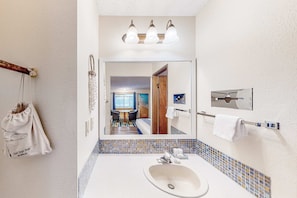 Bathroom - Perfect beach room with fast WiFI - walk to Old Town shops & eateries (Bandon)