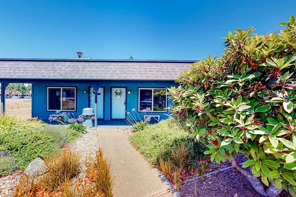 Exterior - Perfect beach room with fast WiFI - walk to Old Town shops & eateries (Bandon)
